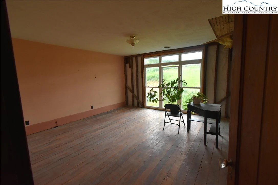 Image number 13 for the current listing