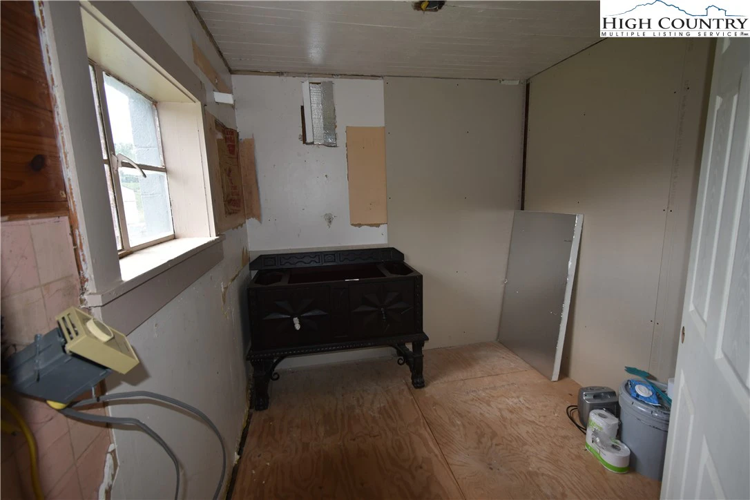 Image number 2 for the current listing