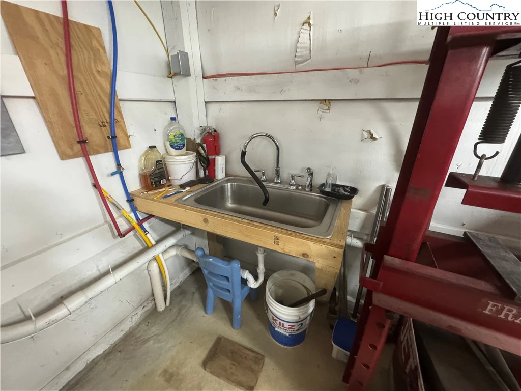 Image number 7 for the current listing