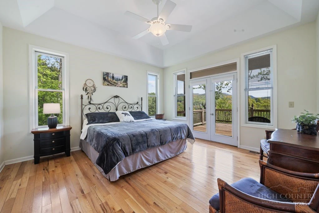 Image number 14 for the current listing