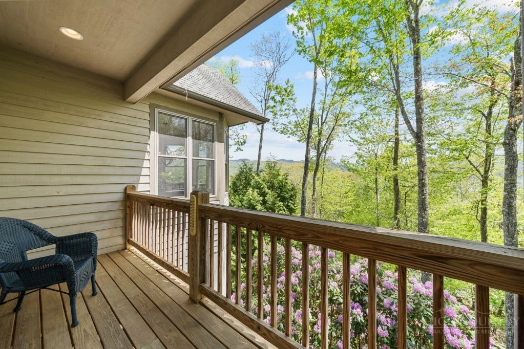 Image number 19 for the current listing