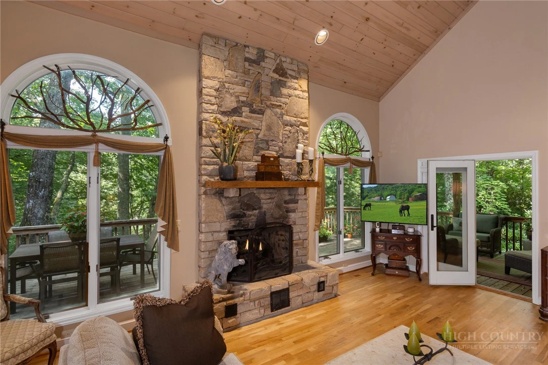 Image number 9 for the current listing