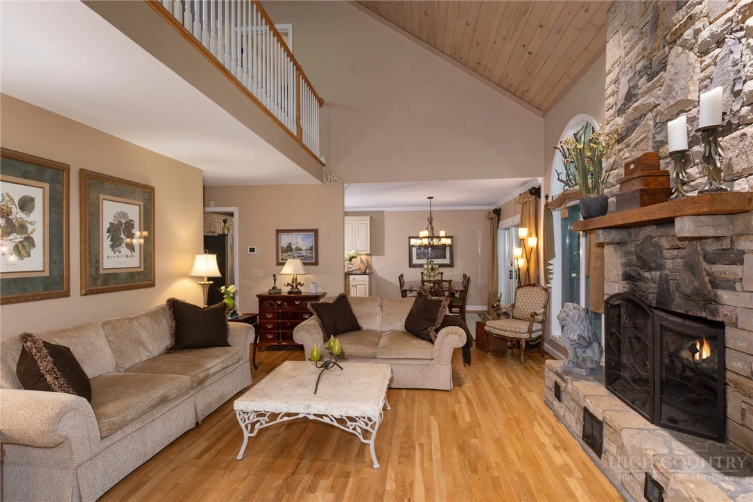 Image number 7 for the current listing