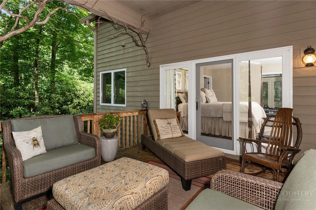 Image number 14 for the current listing