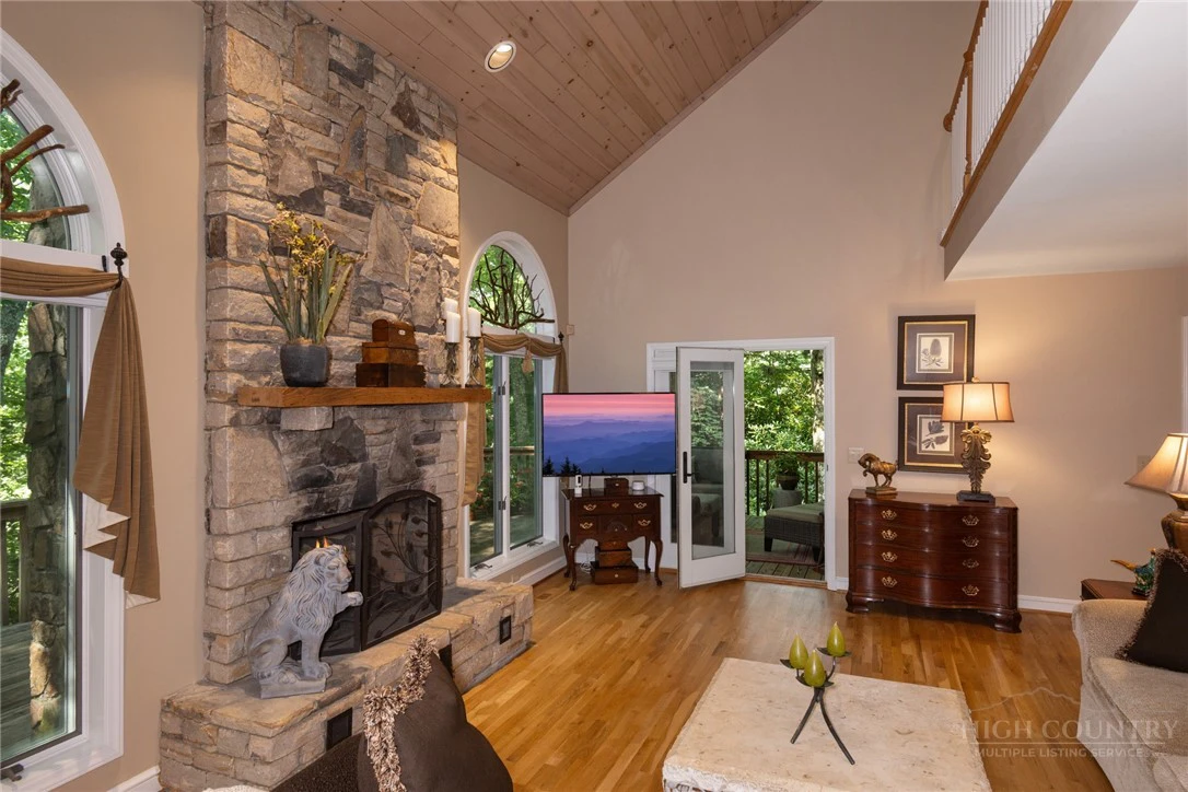 Image number 18 for the current listing