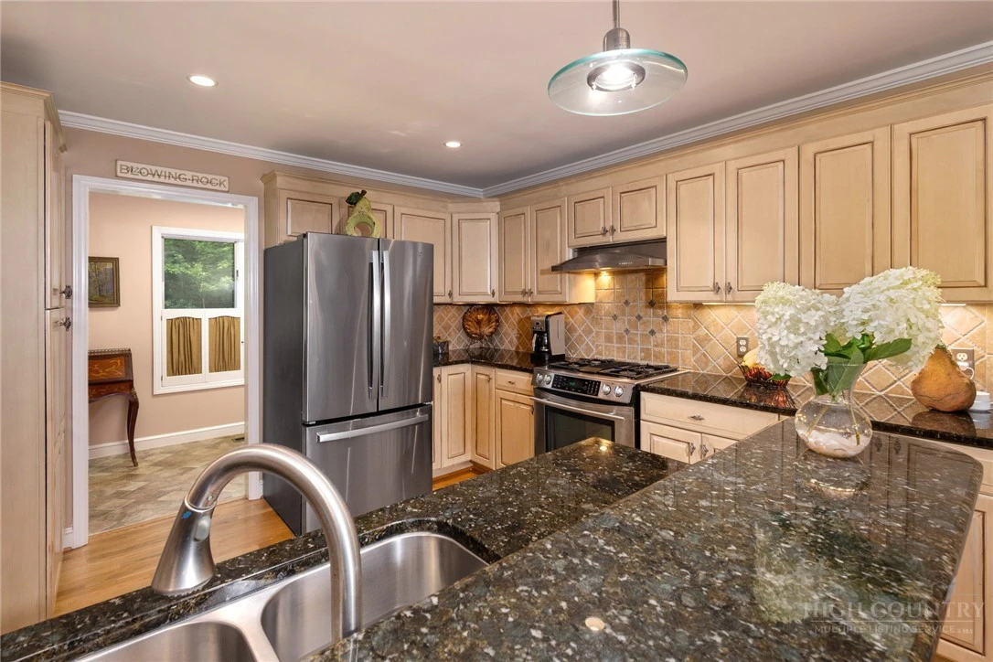 Image number 21 for the current listing