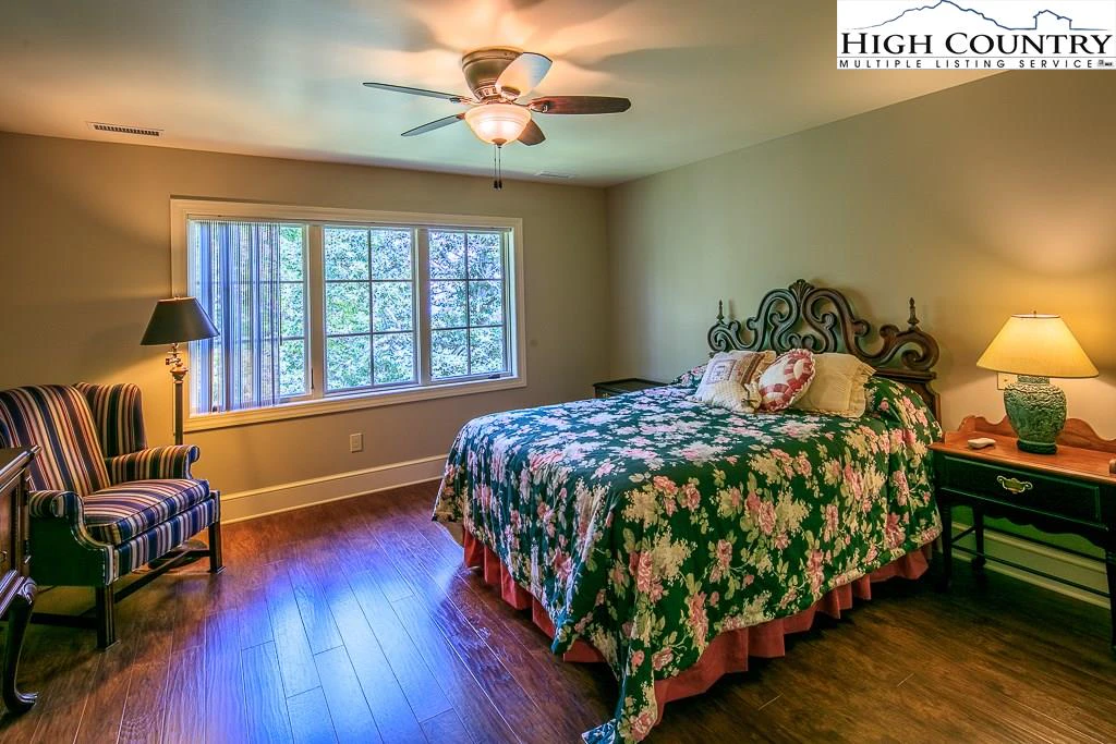 Image number 6 for the current listing