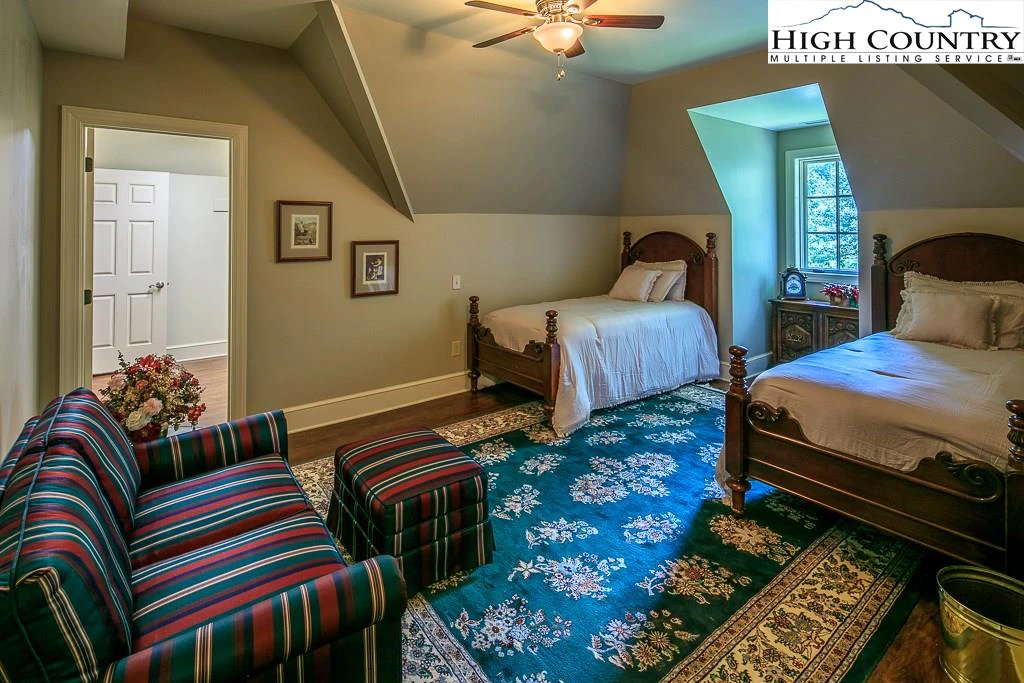 Image number 9 for the current listing