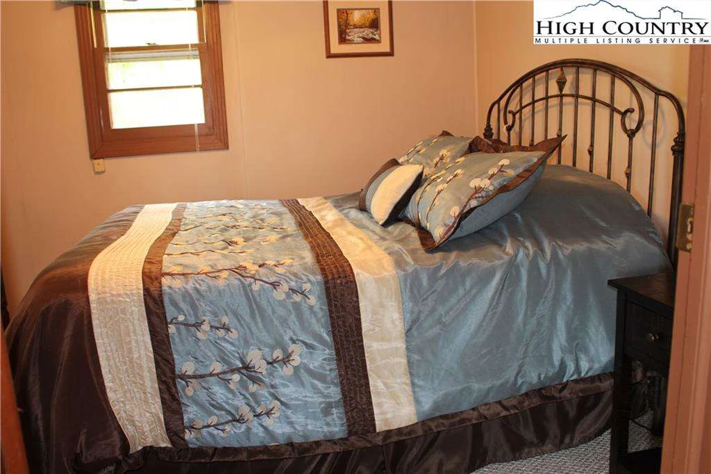 Image number 19 for the current listing