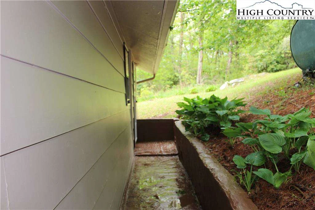 Image number 13 for the current listing