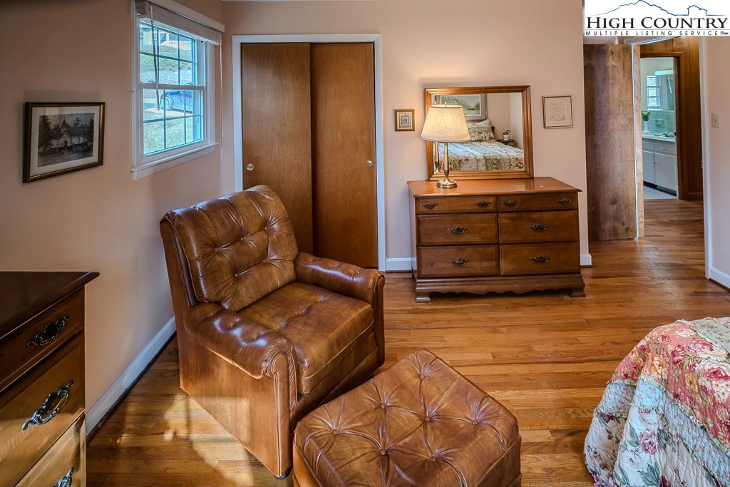 Image number 5 for the current listing