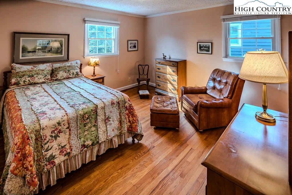 Image number 3 for the current listing