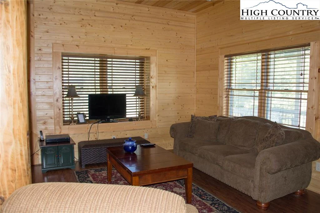 Image number 3 for the current listing