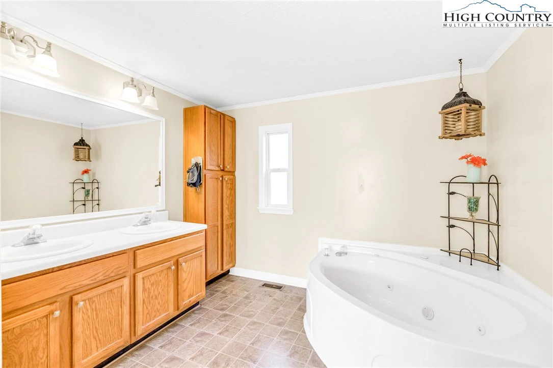 Image number 12 for the current listing