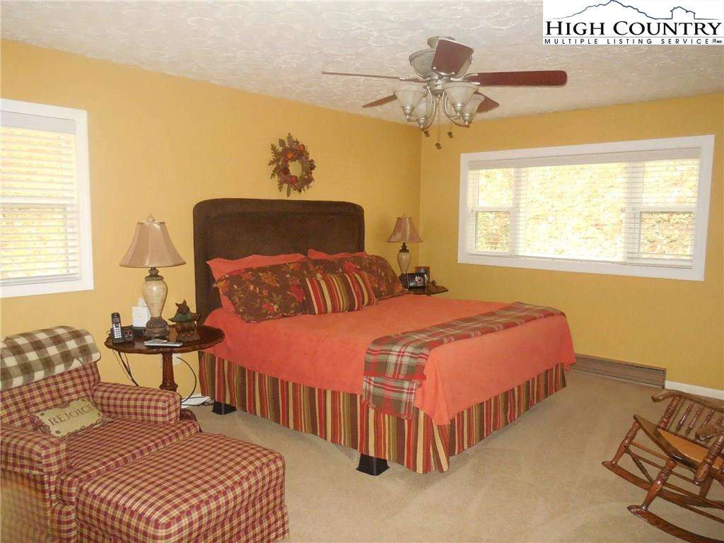 Image number 15 for the current listing