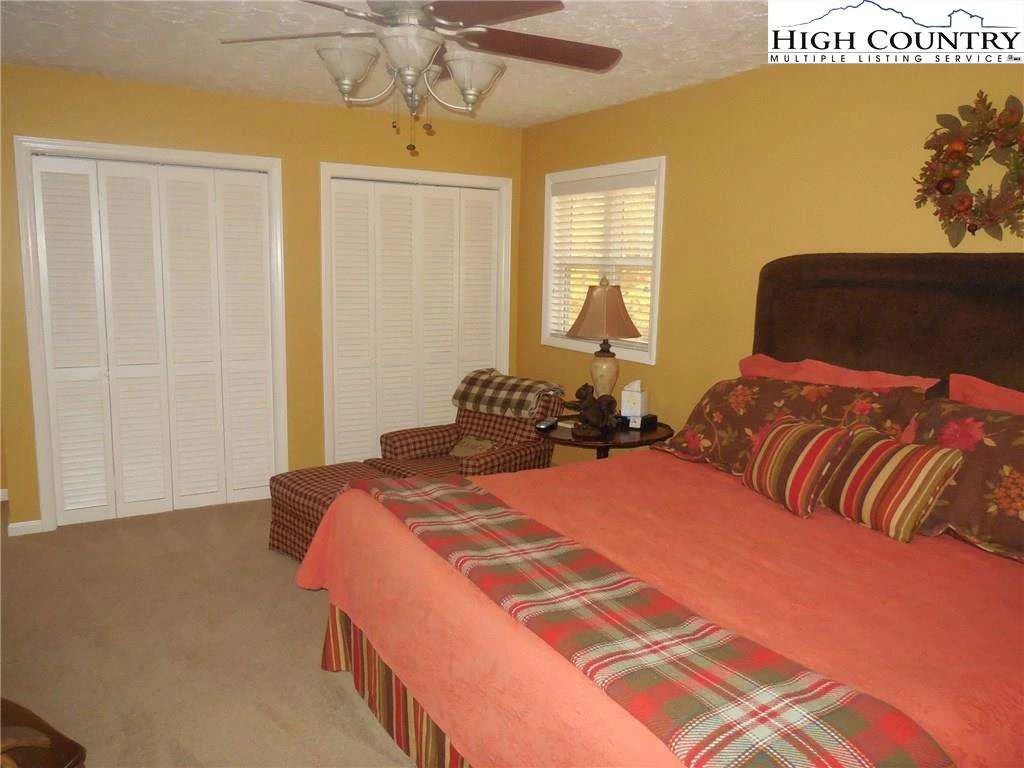 Image number 14 for the current listing