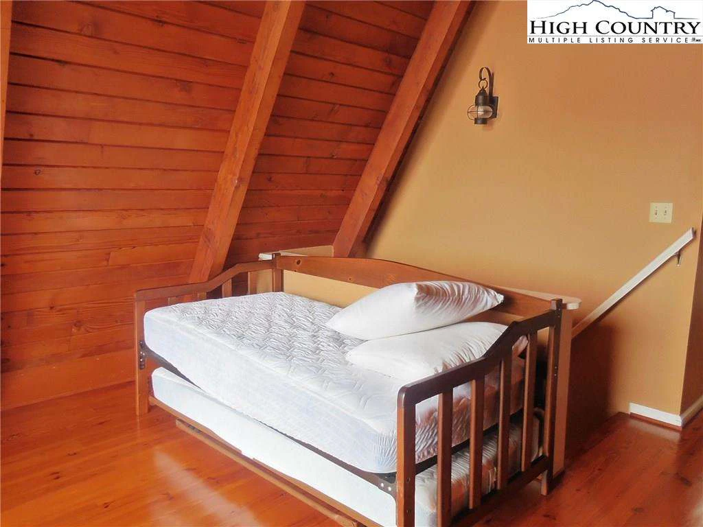 Image number 6 for the current listing