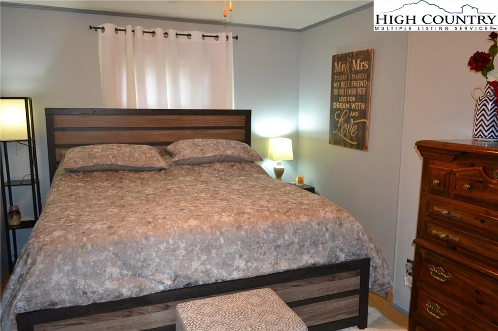Image number 11 for the current listing