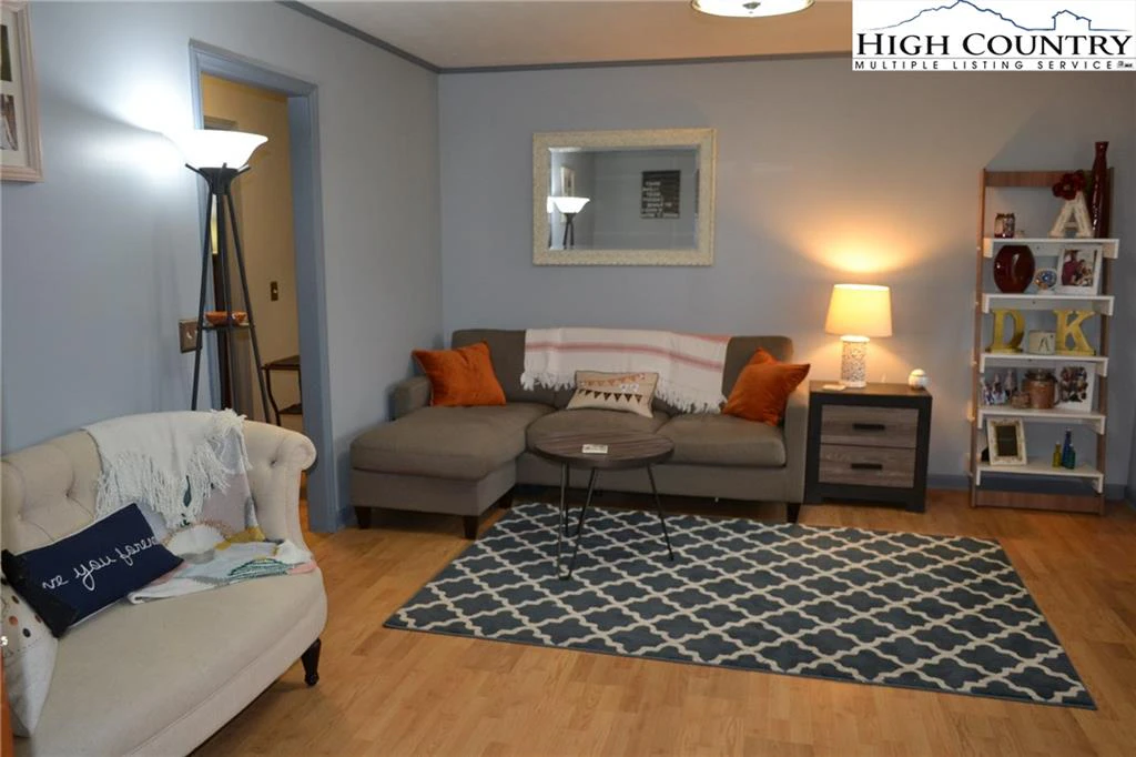 Image number 4 for the current listing