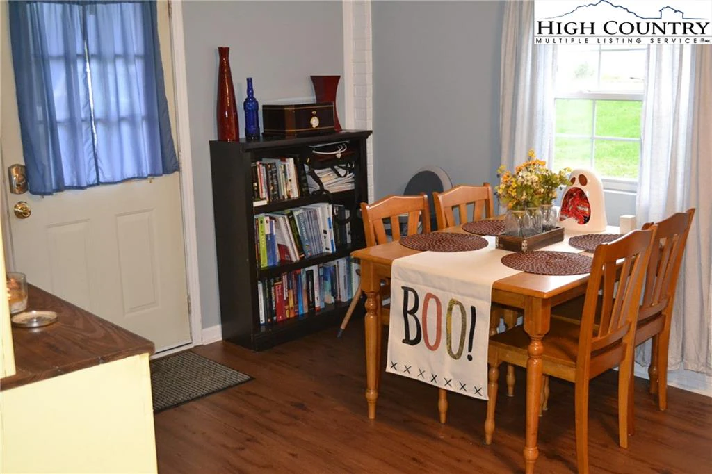 Image number 8 for the current listing