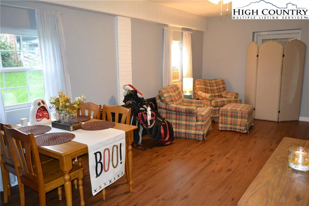 Image number 9 for the current listing