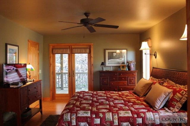 Image number 4 for the current listing