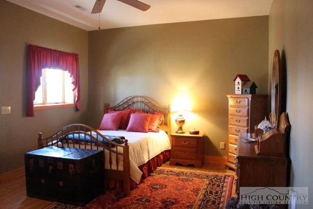 Image number 11 for the current listing