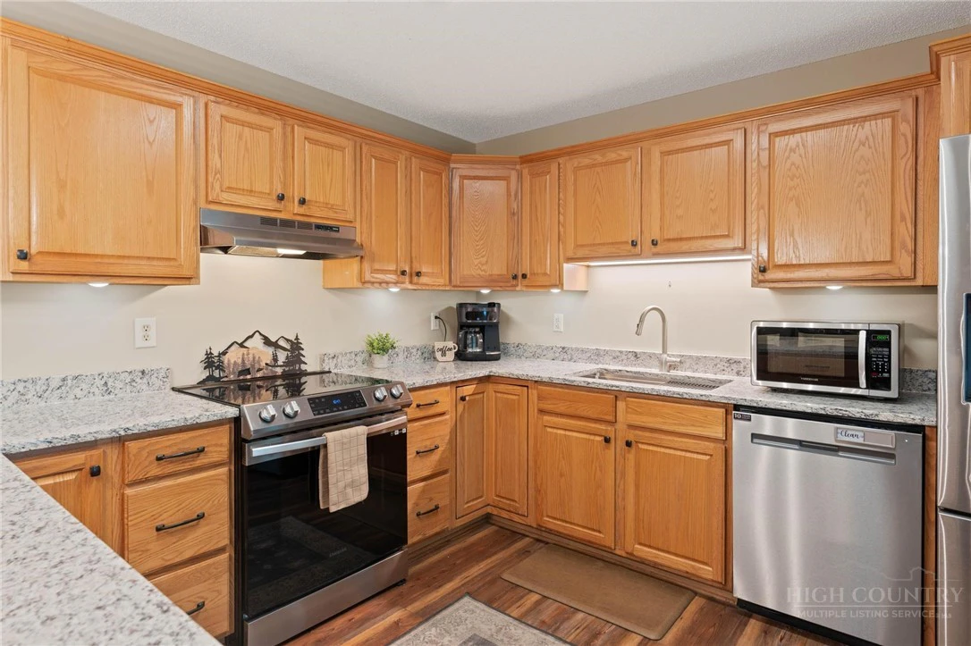 Image number 13 for the current listing