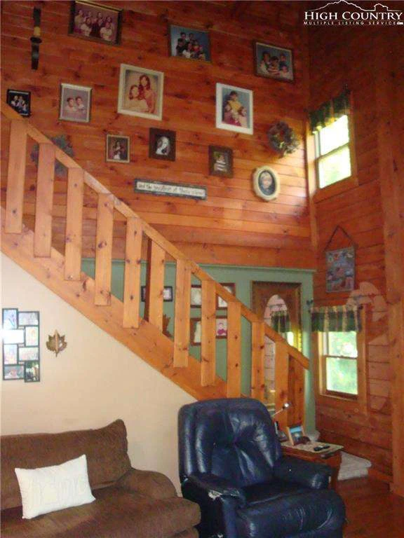 Image number 9 for the current listing
