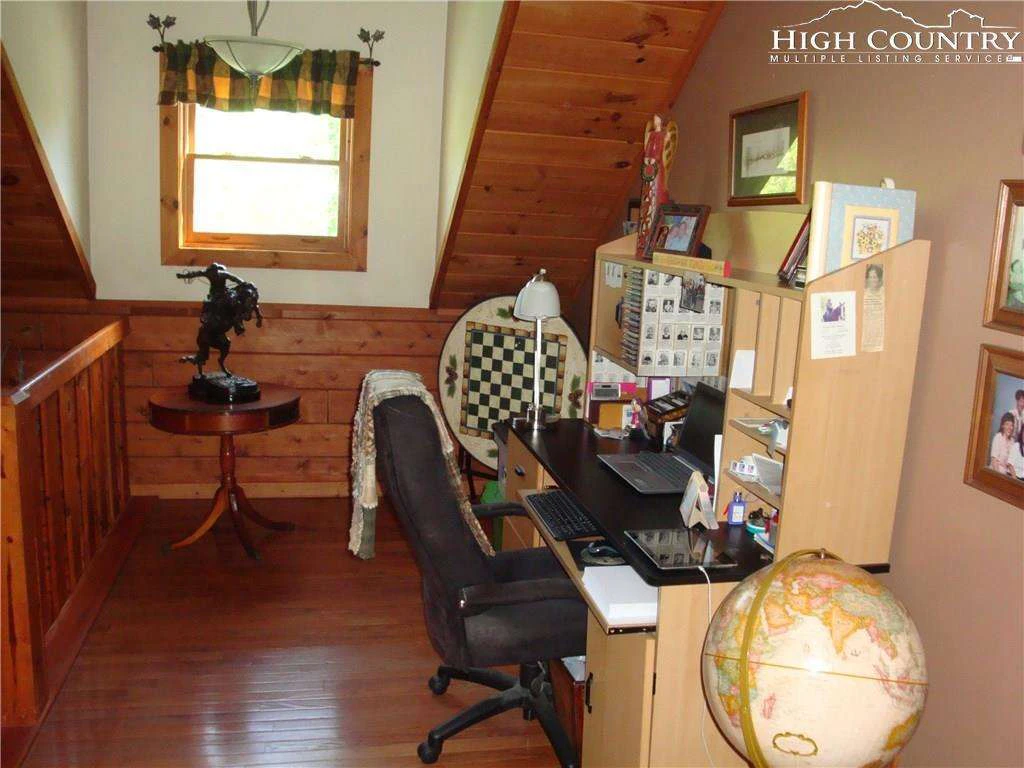Image number 10 for the current listing