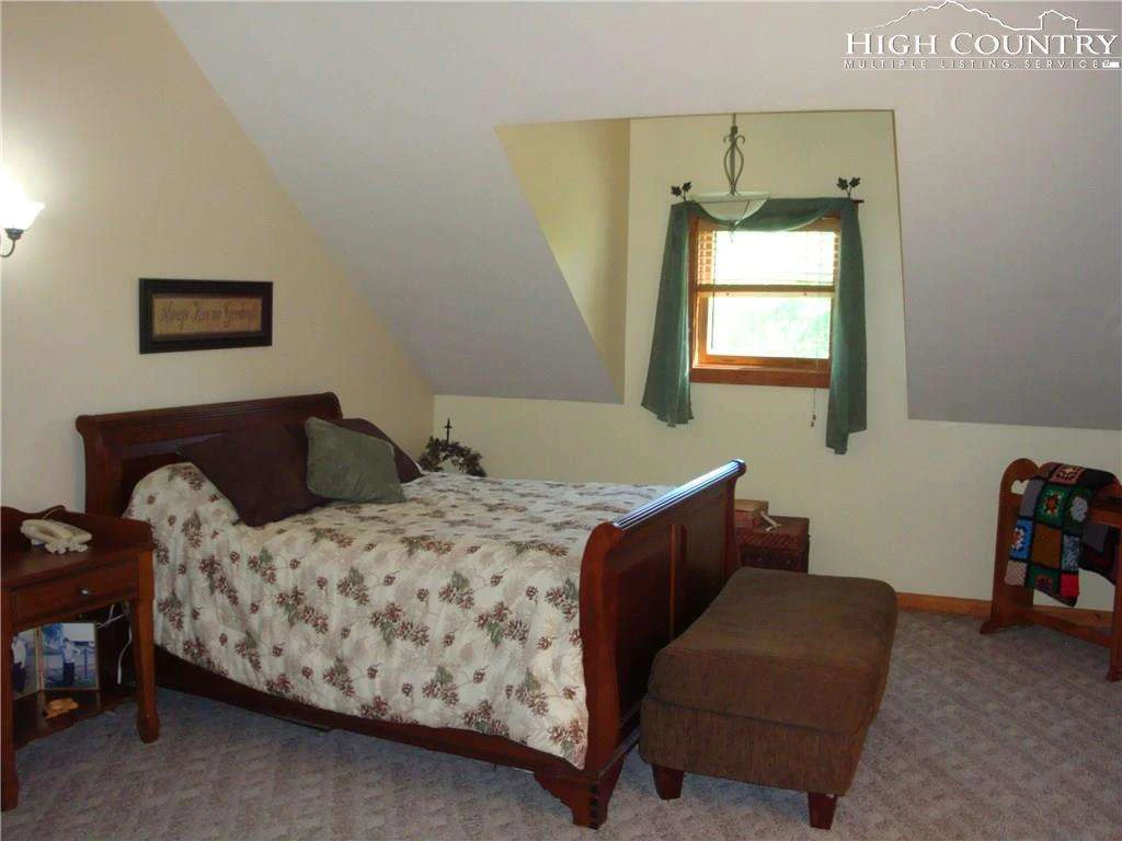 Image number 11 for the current listing