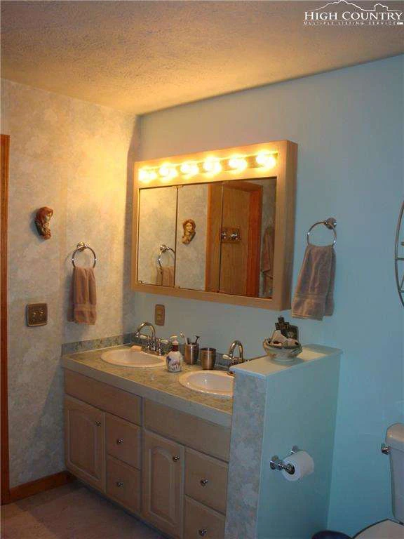 Image number 2 for the current listing