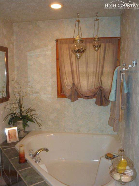 Image number 15 for the current listing