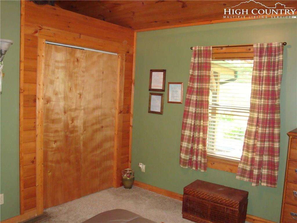 Image number 19 for the current listing