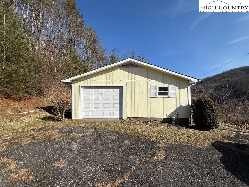 Image number 14 for the current listing