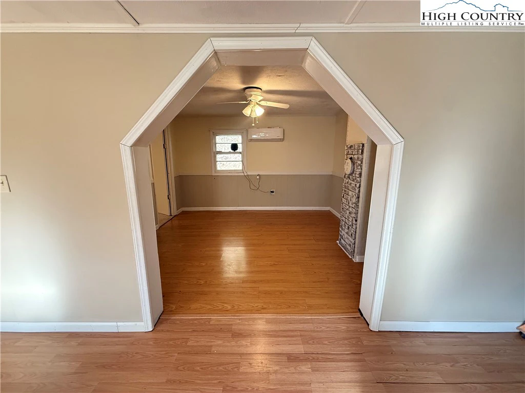 Image number 2 for the current listing