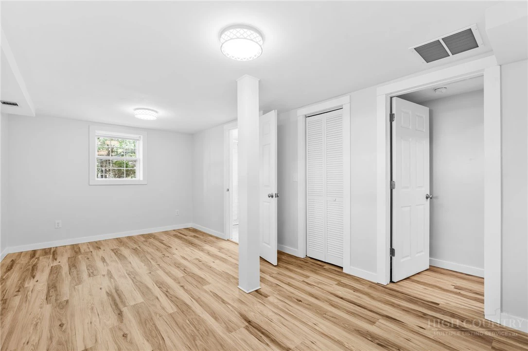 Image number 4 for the current listing