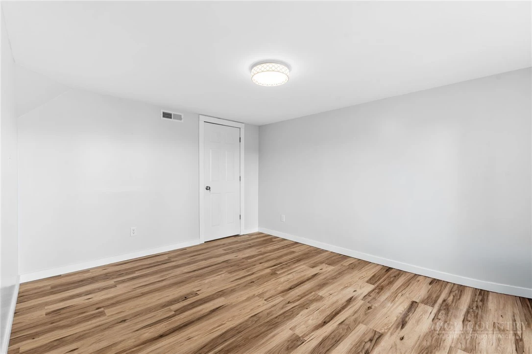 Image number 9 for the current listing