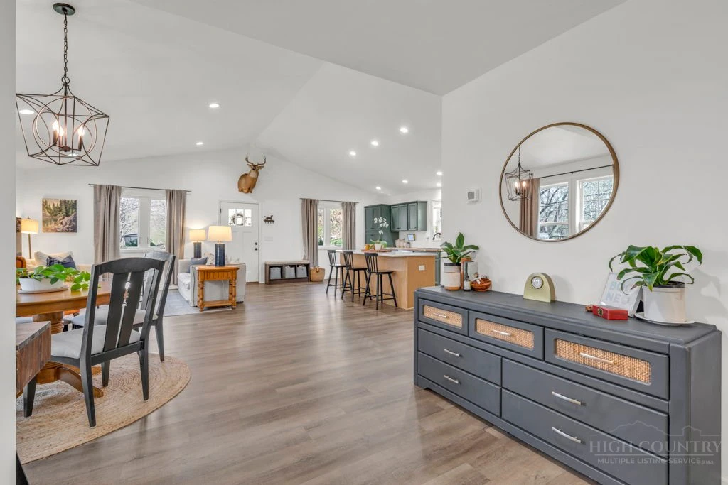 Image number 3 for the current listing