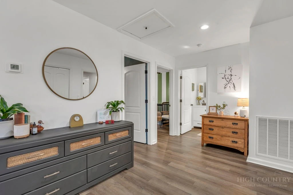 Image number 6 for the current listing