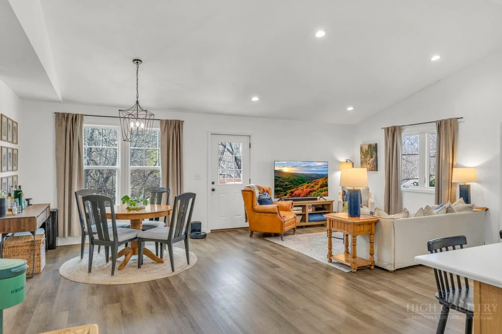 Image number 11 for the current listing