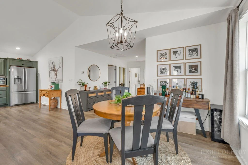 Image number 4 for the current listing