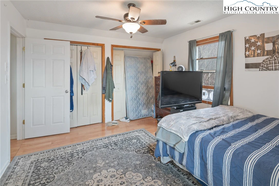 Image number 4 for the current listing