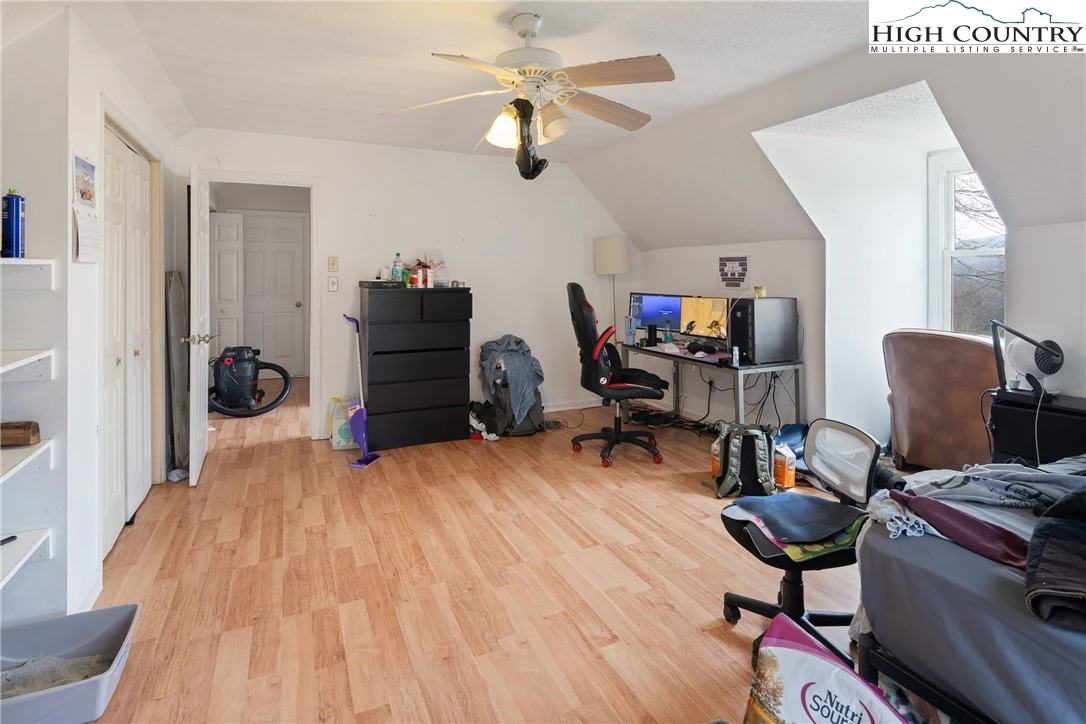Image number 14 for the current listing