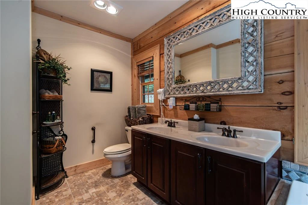 Image number 11 for the current listing