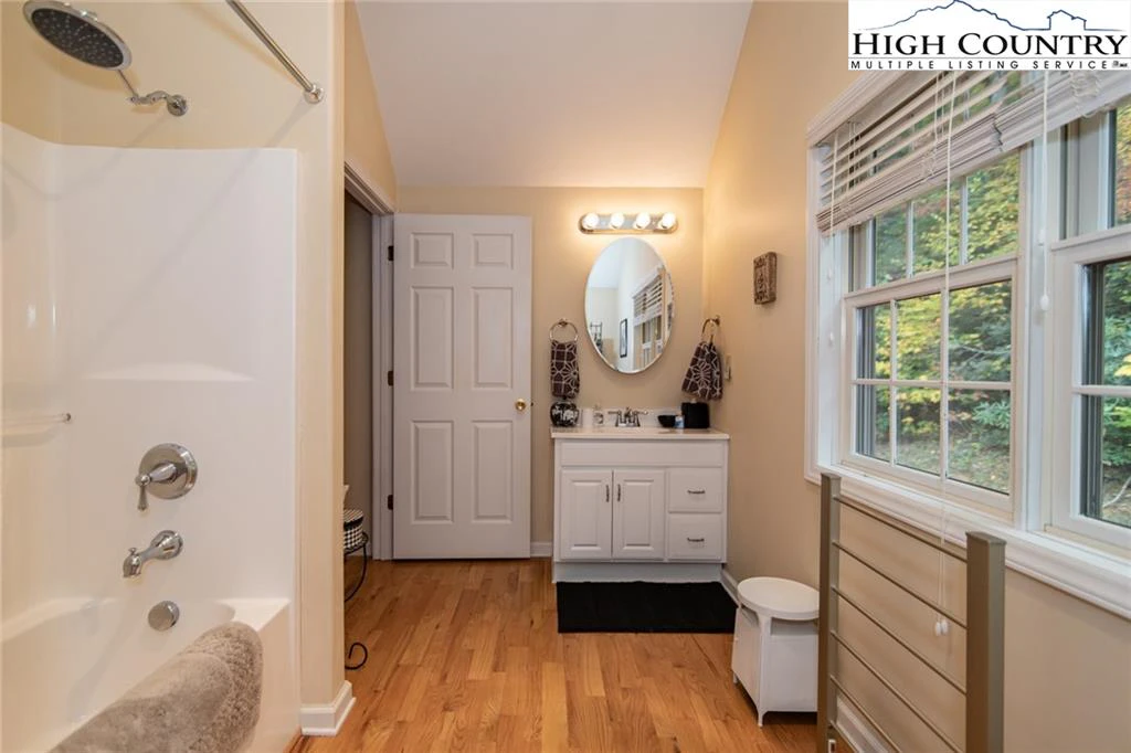 Image number 7 for the current listing