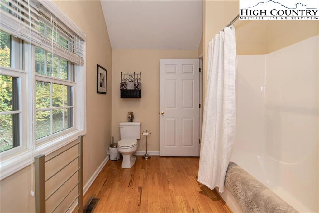 Image number 8 for the current listing