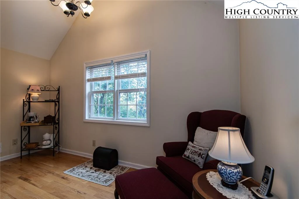 Image number 12 for the current listing