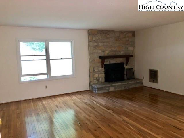 Image number 15 for the current listing