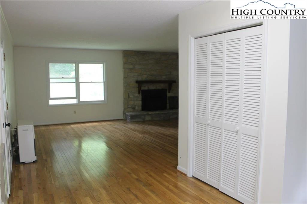Image number 2 for the current listing